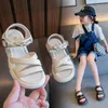 Sandálias sandálias infantis verão garotas confortáveis ​​abertas metal metal simples estilo coreano Kids moda sapatos de praia fofos versátil 230421