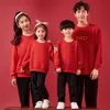 Tenues assorties pour la famille Noël hiver Tenues familiales assorties Lettre Imprimer Chemises Mère Fille Hauts Père Maman Fils Sweatshirts Enfants Bébé Pulls 231120