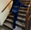 2023 Juicy Apple Tute da donna Tute da cucito in velluto Outfit Due pezzi Set da jogging Felpa in velluto Met Felpa con cappuccio Pantaloni Suit Donna Y2k