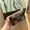 Berömd designer herr kvinnor crossbody väskor nya icke vävda mode mobiltelefon box väska lyx italiensk märke brev sadel spänne en enda axel väska par plånbok