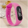 Dziecko ogląda nowy cyfrowy zegarek na nadgarstek Bransoletka dla dzieci na świeżym powietrzu zegarek sportowy dla chłopców dziewczęta elektroniczna randka