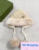 Cappello paraorecchie con palla di pelo stile coreano Cappello invernale femminile Ispessimento termico e antivento Cofano in peluche Viaggio all'aperto Ciclismo Protezione dal freddo Colbacco