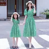 家族を一致する服装家庭服サマーマザーキッズシフォンフローラルドレスママと娘マッチする服の女の子ビーチドレス女女服230421