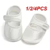 Pierwsze spacerowicze 1/2/4pcs kroki lekkie urodzone dziecko miękkie i wspierające buty do chodzenia niemowlęcia Białe