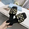 Yüksek kaliteli İşlemeli Kumaş Slaytlar Terlik Siyah Bej Renkli Nakış Katır Bayan Ev Parmak Arası Terlik Rahat Sandalet Yaz Deri Kauçuk Taban