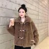 Abrigo de lana de cordero de piel para mujer, ropa de abrigo corta de felpa con hebilla de cuerno gruesa de imitación coreana para otoño e invierno