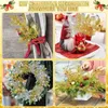 Dekorative Blumen, glitzernde künstliche Tannenzweige, künstliche Pflanze, Weihnachtsbaumschmuck, goldene glitzernde Paillettenblätter, Weihnachtsfeier, Heimdekoration
