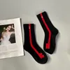 Meias femininas letras linha vermelha meias com tubo médio marca de moda meias femininas emendadas com preto e branco cor sólida casual meias esportivas