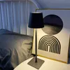 Lampade Lampada da tavolo a LED semplice Interruttore tattile Oscuramento USB Ricarica wireless Ristorante Camera da letto Comodino Decorazione della casa Luce notturna AA230421