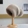 Stingy Brim Chapéus 2023 Outono Inverno Solto Chapéu De Malha Feminino Pompom De Pele Ao Ar Livre Gorros Quentes Pilha Proteção De Orelha De Lã 231121