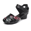 Sandalen aus echtem Leder für Damen, dicker Absatz, süße Blumen, gewebt, Fischmaul, Sommerschuhe, lässige Mutter