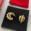 Dingle örhängen berömda designer Brand Metal Rivet Curved Gold Earring Woman Luxury Jewelry Utsökta presenttrenden trendig