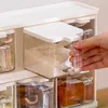 Простая коробка для приправ для домашней кухни. В прозрачную коробку для приправ входит ложка, которую можно поставить на стоящую банку для приправ.