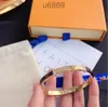Nagel Bangle Designer Armband smycken Lyxbrev Pendant L för kvinnor Guld Charm Earring Wedding WIP1