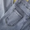 Jeans de mujer Primavera Verano Show Luz delgada de cintura alta Apretado lado femenino Perforación Rebabas Pantalones ligeramente acampanados