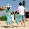 Familjmatchande kläder Familj Matchande kläder Summer Beach Mother Daughter Dresses Dad Son T-shirt Shorts Holiday Par Outfit Mother Kidside 230421