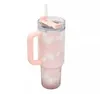 Mit Logo DHL Quencher 40oz Tumbler Tie Dye Hellblau Rosa Leopard Griff Deckel Stroh Bierkrug Wasserflasche Pulverbeschichtung Outdoor Camping Cup GG1123