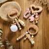 Ratels Mobiles 1pc geboren houten kinderziektes rammelaar speelgoed beuk dier hanger gepersonaliseerde naam rammelaars kauw babyproducten tanden voor baby 230420