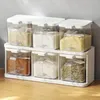 Простая коробка для приправ для домашней кухни. В прозрачную коробку для приправ входит ложка, которую можно поставить на стоящую банку для приправ.