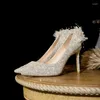 Robe chaussures fée vent beige blanc perle pointu talons hauts bouche peu profonde bout pointu unique banquet mariage stilettos