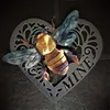 Gartendekorationen Bunte Farbe Bienenwächter Wand Hof Ornament Kunst Hüter der Bienen Kreative Metallgartenstatue Zuhause Wohnzimmer Dekor 231120