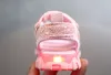 サンダルピンクの幼児サンダルガールと導かれる通気性のある夏のライトアップ子供サンダル輝く黒人の男の子靴e02185 230421