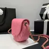 2023 Nuevos bolsos de moda Bolsos de lujo Bolsos de diseñador Cadena de metal Bolsa de oro Hombro de cuero Tote Messenger Luxurys Diseñadores Tote Flap Monedero