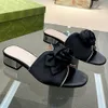 Hot Selling Womens Designer Sandals tofflor med blommordekorationer på övre varumärkesegenskaper Midklackade sandaler Beach Sandalias äkta läderbas 35 42