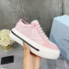 Chaussures de sport décontractées Baskets en nylon Lady Shoe Formateurs Designer Cuir brillant Triangle classique Fond épais Gabardine pour chaussures roses Luxurys