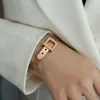 Gioielli con bracciale a catena a tre strati con fibbia per cintura in oro 18 carati placcato in acciaio al titanio alla moda