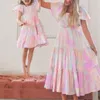 Familjmatchande kläder Mother Daughter Matching Cloth-Dyed Printed Puff Sleeve Long Maxi Dress Family look Mamma ut och mig klädsemester slitage 230421