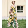 Famille Matching Tenues Mother and Daughter Night Robes Family Match Matching T-shirts maman et moi plus taille fleur robe de mariée jaune papa fils sets 230421