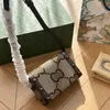 Berömd designer herr kvinnor crossbody väskor nya icke vävda mode mobiltelefon box väska lyx italiensk märke brev sadel spänne en enda axel väska par plånbok