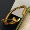 Tasarımcı Broş Pin Broche Moda Altın Gümüş Kaplama Kalp Kalp Külbürü Marka Mektup Mücevher Cazibesi Erkekler Kadın Düğün Partisi Giyim Aksesuarları