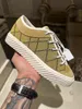 2023 Low Top Zapatos casuales Parte inferior gruesa Zapatilla de deporte clásica Diseñadores de moda Chaussures Zapato casual Terciopelo de lujo Gamuza 20 colores Equipo al aire libre