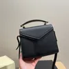 Borsa firmata Cassandra Borsa con manico medio in pelle goffrata a grana Borsa a tracolla di lusso in vendita Borsa nera