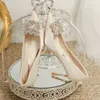 Klänningskor Kvinnor Crystal Square Buckle High Heels Pumpar ELEGANT SILK THINHELED Wedding Shoes Woman Slip On Pointed Toe Dress Shoes 230421