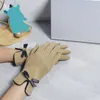 Kvinnor Autumn and Winter Gloves Womens Warm Antifreeze Brand Designer Söt Bow Knot Cycling Cotton Mantens Five Finger Sheepskin Glove
