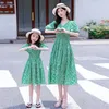 家族を一致する服装家庭服サマーマザーキッズシフォンフローラルドレスママと娘マッチする服の女の子ビーチドレス女女服230421