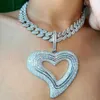 Pendanthalsband isade ut bling cz Big Hollow Heart Pendant Halsband Full asfalterad mode 5A Cubic Zirconia Hip Hop Luxury Women Lady Jewelry 231121