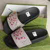 Designer Slides Herr Flip Flops Randiga redskap Bottom Sandaler Högkvalitativa halkfria Tofflor Herr Dam Mode Strandskor Storlek 5-11 NO301