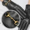 Gants à cinq doigts Gants en cuir de mouton véritable pour femmes hiver chaud écran tactile textos robe doublée de cachemire gants d'extérieur 231120