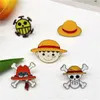 Cartone animato ragazzo carino che indossa cappello teschio design spilla in metallo smaltato personalità esagerata distintivo pin gioielli fan accessori regalo GC2058