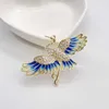 Pins Brooches 2022 New Cute Vivid Flying Bird Brooch Ladies Winter Animal Hummingbird Phoenix Pigeon Crane Flamingo Pin Buckle Party Leisure Z0421