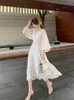 Robes décontractées Femmes Printemps Automne Vintage Élégant Col V Plissé Robe Blanche Haute Qualité Fête Femme Lanterne Manches Fée Princesse Boho