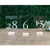 Party-Dekoration Personalisierte transparente Acryl-Hochzeits-Tischnummern mit Haltern Kalligrafie-Schilder Rustikaler Holz-Nummernständer