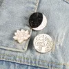Szpilki broszki kreatywne białe czarną czarną broszkę konstelacja lotosu nadmorska fala okrągłe szkliwa szpilki plecak metalowy klapa pin badge biżuteria prezent Z0421