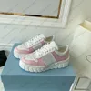 Män tjocksolade plattform sneakers modern design triangel applikation kvinnor vit svart serrerad gummi skum yttersula läder sport casual skor med låda nr404