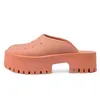 Lyxdesignade sandaler Män Kvinnor Slides Tofflor Plattform Perforerad Klassisk Brokad Gummi Flats Skor Flip Flops Sneakers Loafers