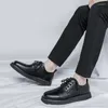 Scarpe eleganti 2023 Nero stile britannico Fondo spesso Punta tonda Lavoro in pelle Fatto a mano Casual Formale Oxford Stringate da uomo